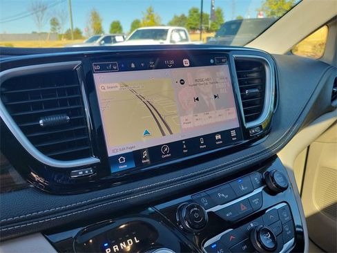 Used 2023 Chrysler Pacifica Limited image 27