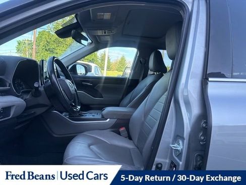 Used 2021 Toyota Highlander XLE AWD/4WD image 23