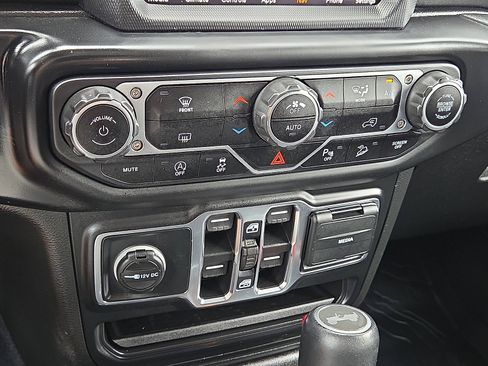 Used 2021 Jeep Wrangler Unlimited Sahara AWD/4WD image 19