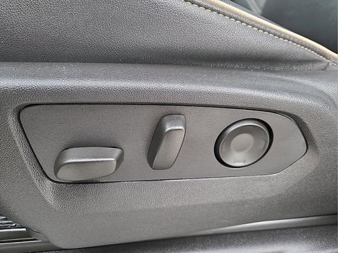 Used 2023 GMC Yukon XL SLT w/ SLT Premium Package image 16