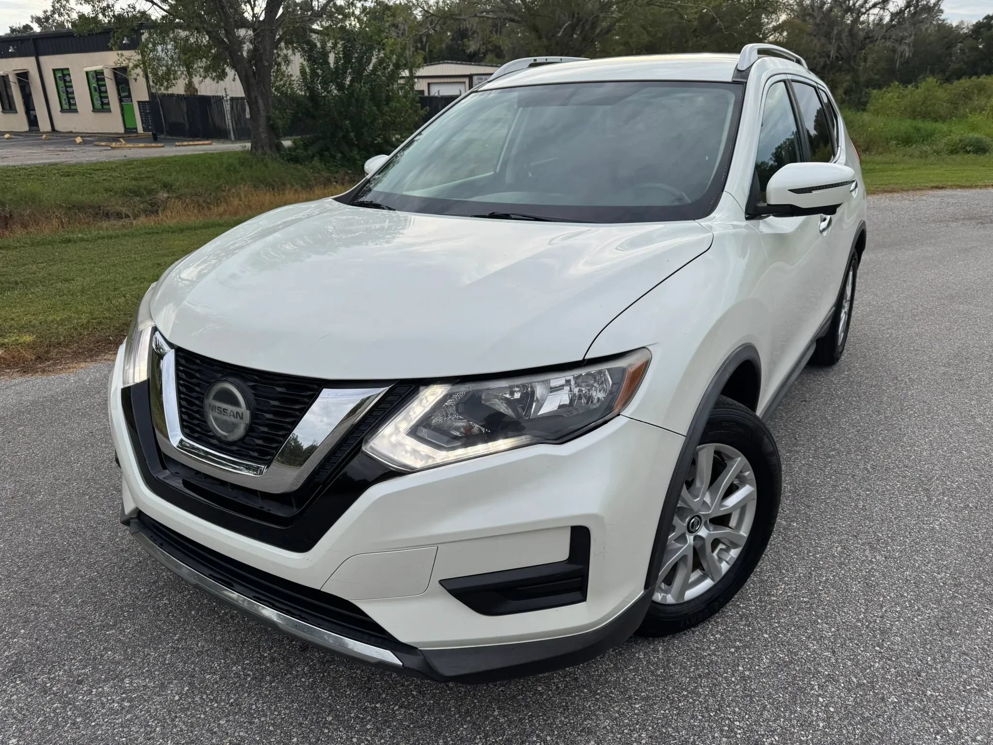 Used 2018 Nissan Rogue SV w/ Premium Package FWD image 3