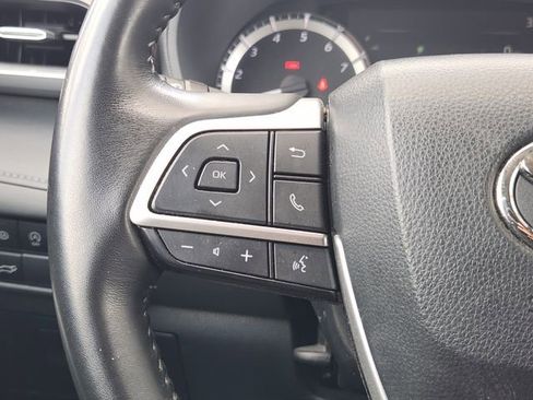 Used 2023 Toyota Highlander LE FWD image 22