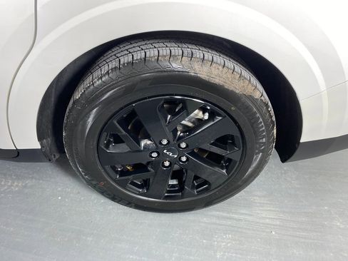 Certified 2022 Kia Carnival LX image 30