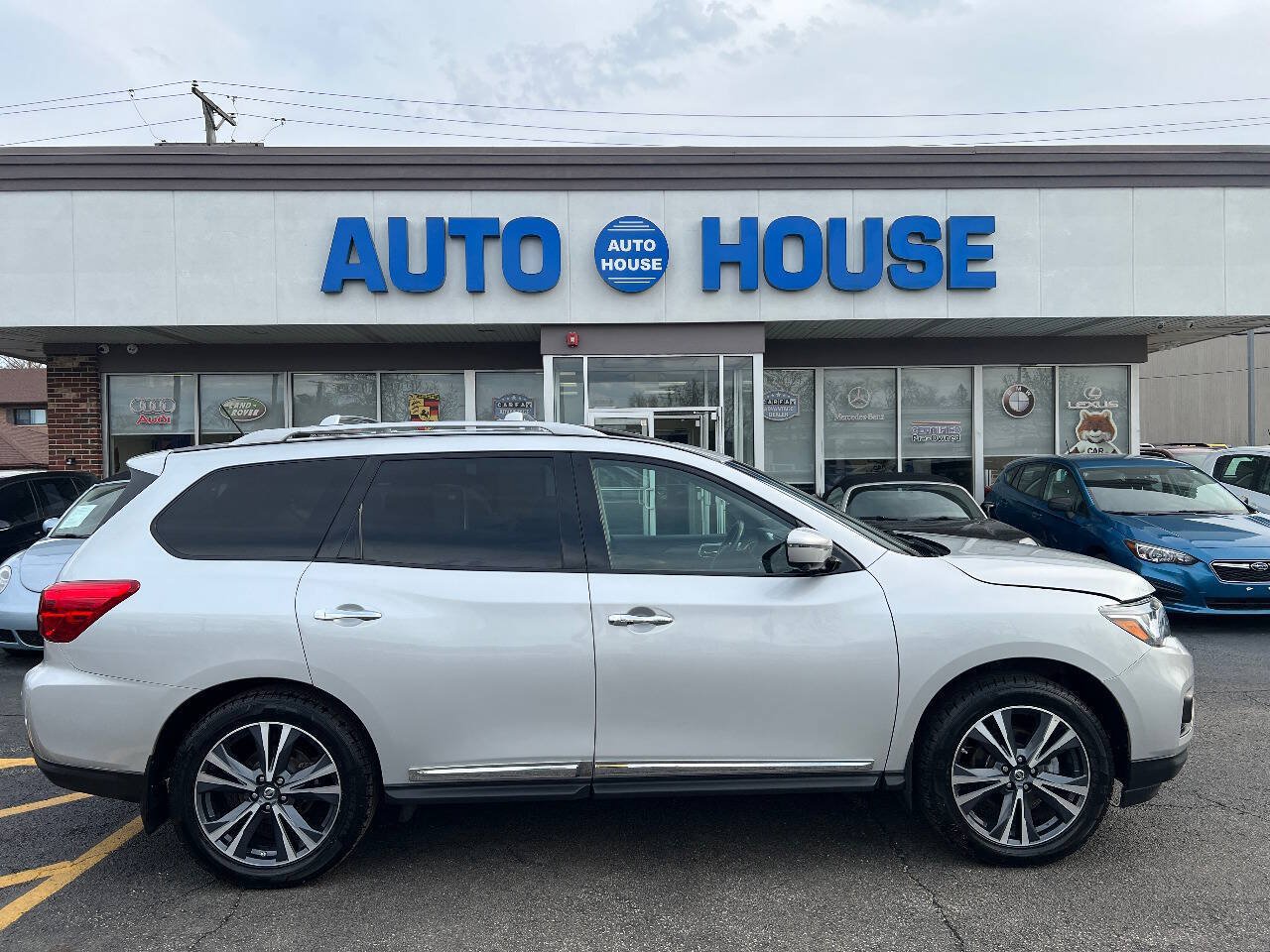 Used 2018 Nissan Pathfinder Platinum AWD/4WD image 9