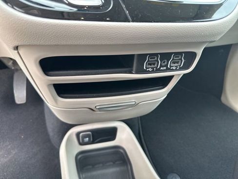 Used 2022 Chrysler Voyager LX FWD image 18