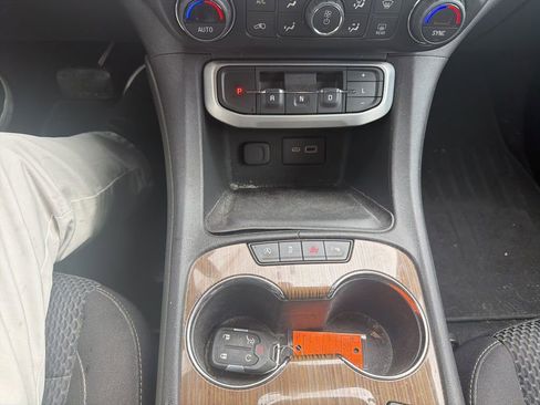 Used 2021 GMC Acadia SLE w/ Driver Convenience Package image 12