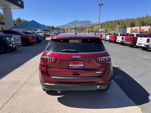 Used 2021 Jeep Compass Latitude w/ Sun and Sound Group FWD image 4