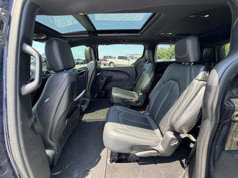Used 2018 Chrysler Pacifica Touring-L Plus w/ Advanced Safetytec Group FWD image 4