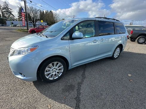 Used 2017 Toyota Sienna XLE Premium AWD/4WD image 6