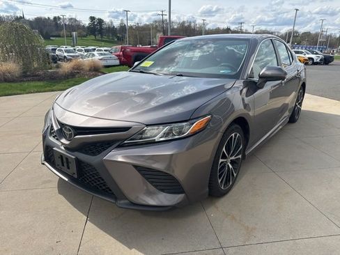 Used 2019 Toyota Camry SE image 3