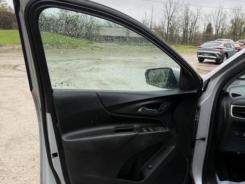 Used 2022 Chevrolet Equinox LT w/ Driver Convenience Package image 9