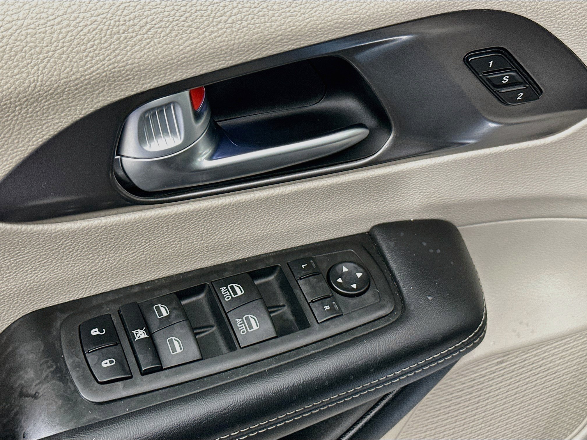 Used 2023 Chrysler Pacifica Touring-L FWD image 15