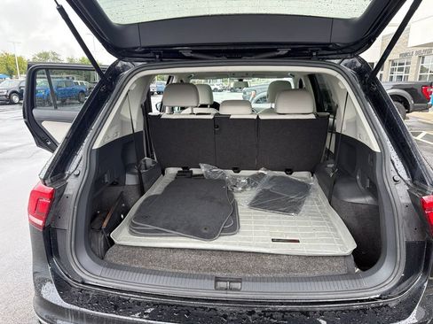 Used 2018 Volkswagen Tiguan SE w/ Panoramic Sunroof Package FWD image 11