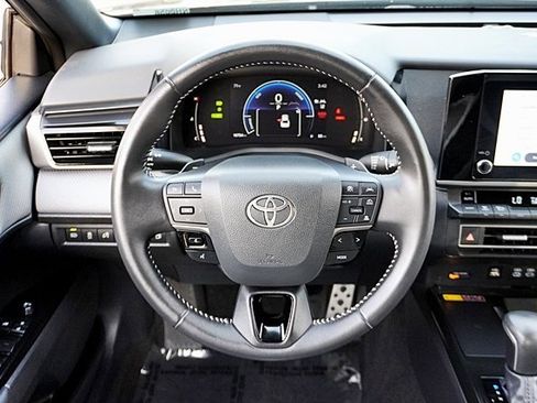 Used 2025 Toyota Camry SE image 17