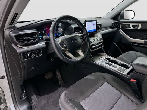 Used 2024 Ford Explorer XLT image 9