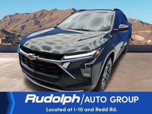 Used 2025 Chevrolet Trax LT FWD image 1