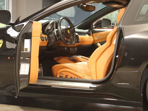 Used 2016 Ferrari FF image 2