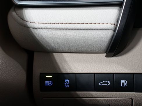 Used 2018 Toyota Camry LE image 21