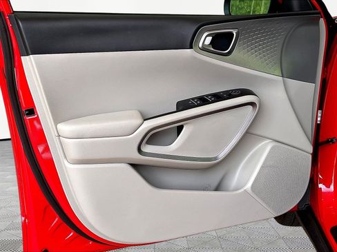 Used 2025 Kia Soul LX w/ LX Technology Package FWD image 18