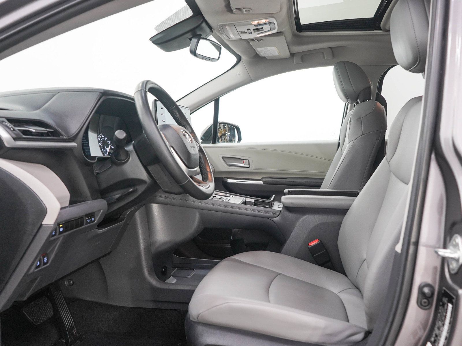 Used 2024 Toyota Sienna XLE AWD/4WD image 23