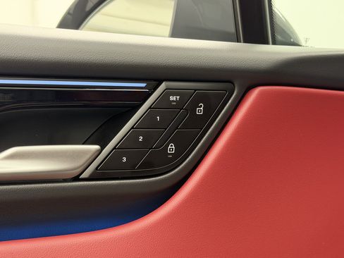 Certified 2025 Porsche Macan 4S Electric AWD/4WD image 29