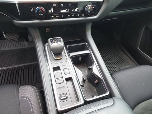 Used 2023 Nissan Pathfinder SV image 18