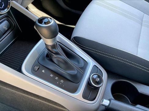 Used 2025 Hyundai Venue SEL FWD image 17