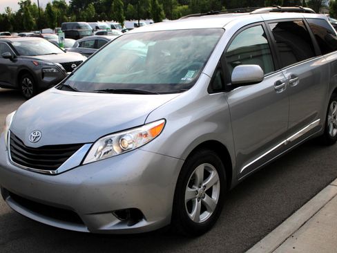 Used 2012 Toyota Sienna LE w/ Towing Pkg image 3