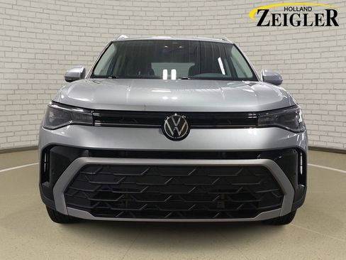 Used 2025 Volkswagen Taos SE AWD/4WD image 2