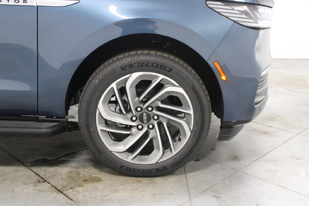 New 2027 Lincoln Navigator Premiere RWD image 13