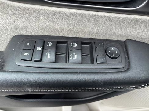 Used 2024 Chrysler Pacifica Touring-L image 16