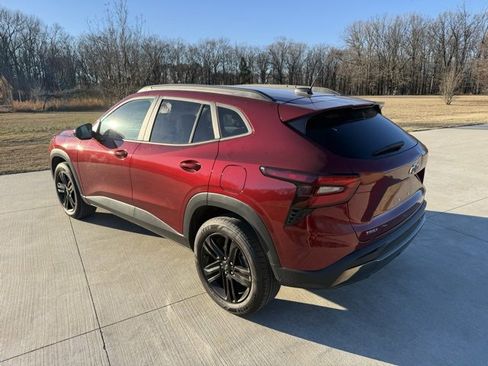 Used 2024 Chevrolet Trax ACTIV w/ Sunroof Package image 3