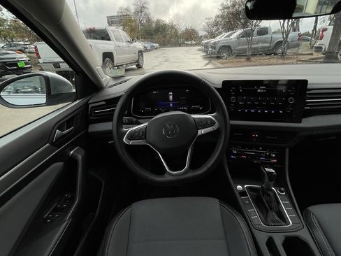 Used 2025 Volkswagen Jetta SE image 11