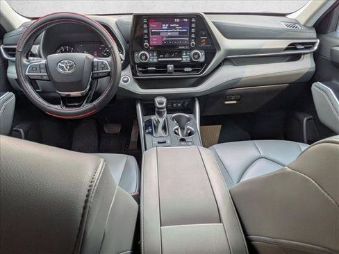 Used 2021 Toyota Highlander XLE AWD/4WD image 16