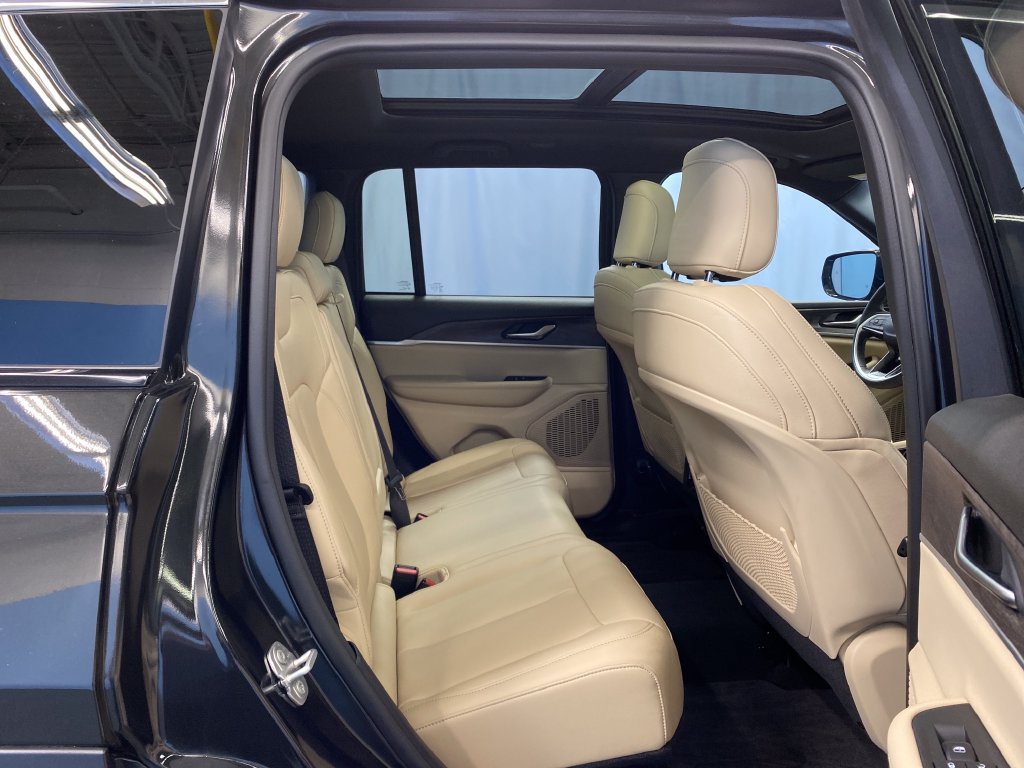 Used 2024 Jeep Grand Cherokee Limited AWD/4WD image 36