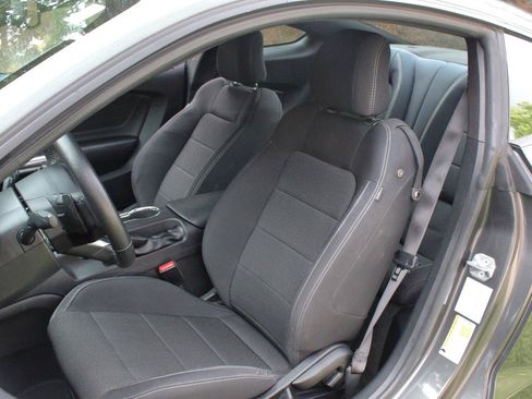 Used 2017 Ford Mustang Coupe RWD image 9