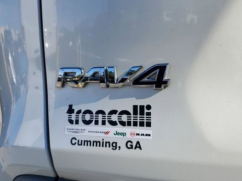 Used 2022 Toyota RAV4 XLE Premium image 8