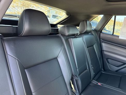 Used 2022 Volkswagen Atlas Cross Sport SEL image 23