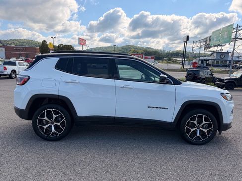 Used 2025 Jeep Compass Limited AWD/4WD image 7