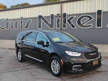 Used 2025 Chrysler Pacifica Select