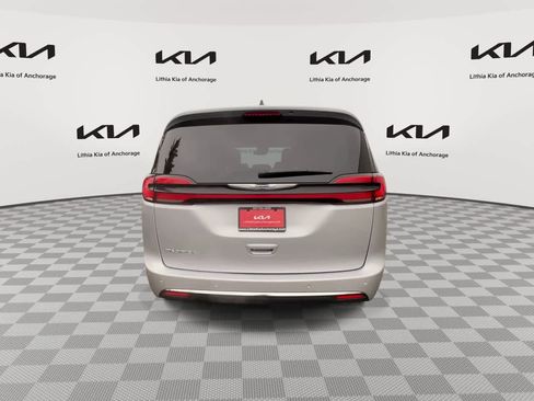 Used 2024 Chrysler Pacifica Touring-L FWD image 9
