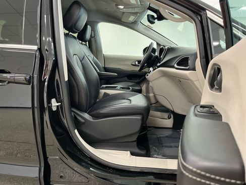 Used 2024 Chrysler Pacifica Touring-L FWD image 16