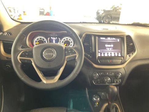 Used 2014 Jeep Cherokee Latitude w/ Comfort/Convenience Group AWD/4WD image 18