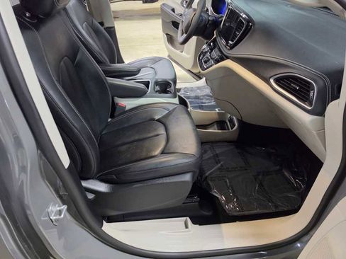 Used 2024 Chrysler Pacifica Touring-L image 11