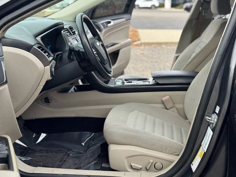 Used 2017 Ford Fusion SE FWD image 13