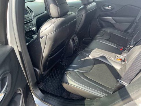 Used 2019 Jeep Cherokee Latitude Plus w/ Comfort/Convenience Group FWD image 7