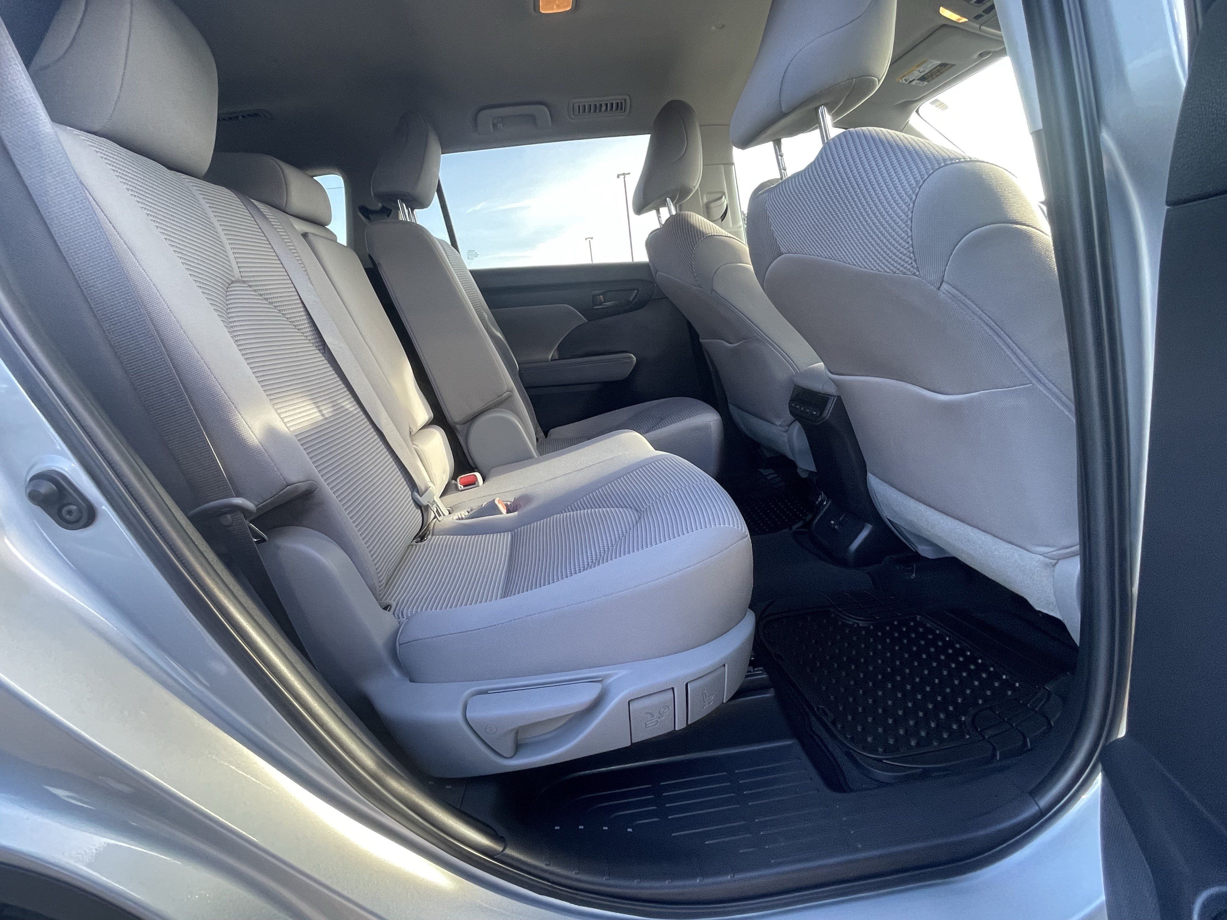 Used 2022 Toyota Highlander LE FWD image 12
