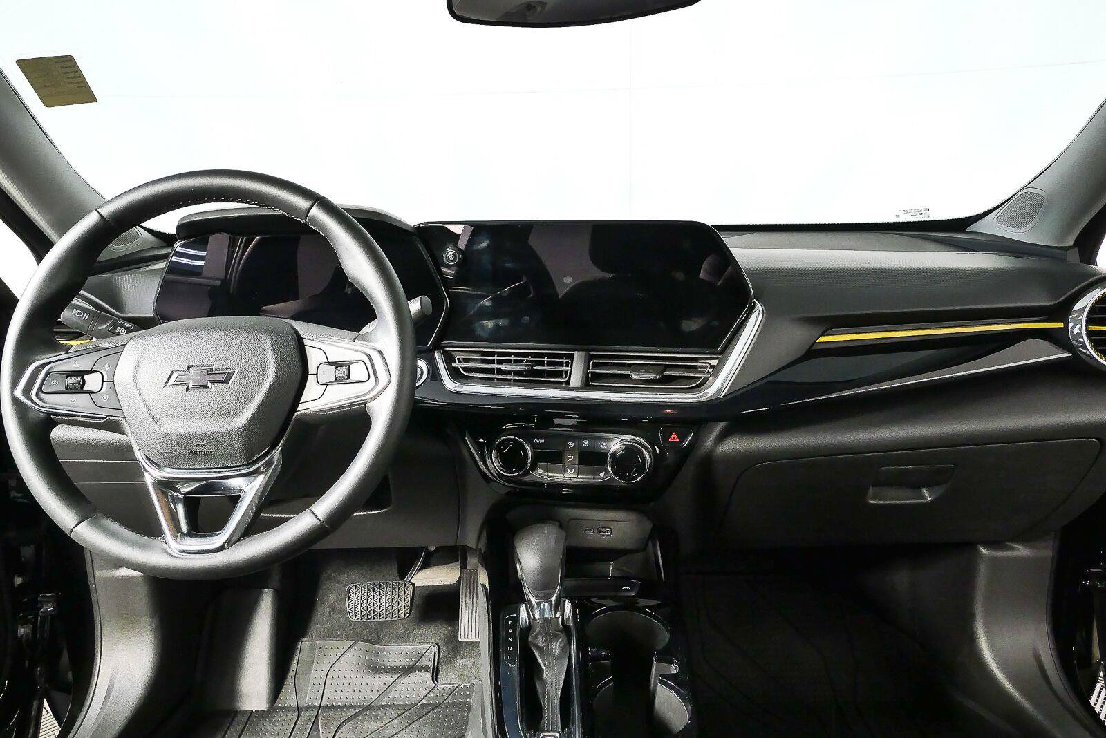 Used 2025 Chevrolet Trax ACTIV w/ Sunroof Package FWD image 18
