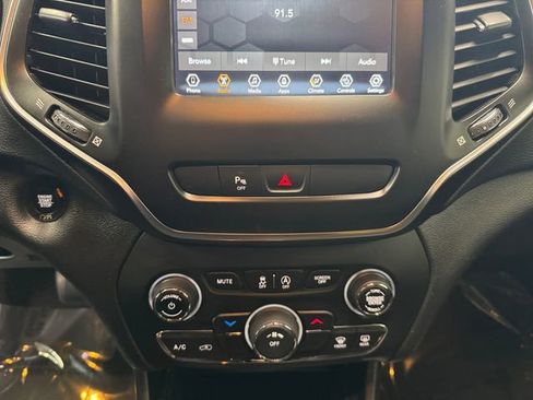 Used 2020 Jeep Cherokee Latitude Plus AWD/4WD image 3