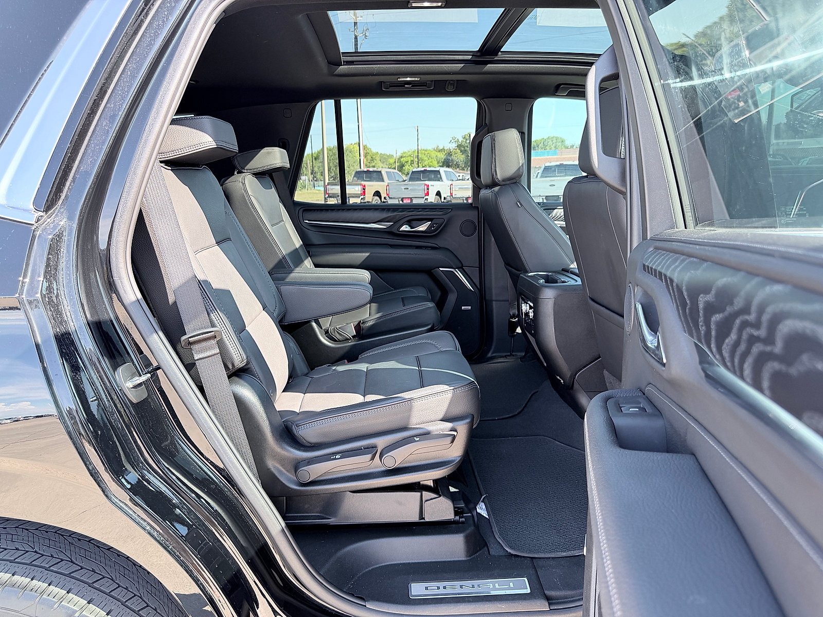 Used 2024 GMC Yukon Denali AWD/4WD image 15